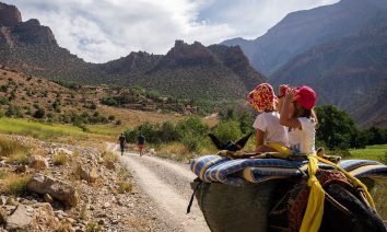 Petit loustic en pays berbere. Randonnee famille atlas marocain avec séjour en ecolodge