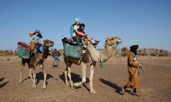 Petit nomade de la vallee du draa un trek desert famille dans la vallee du draa au maroc